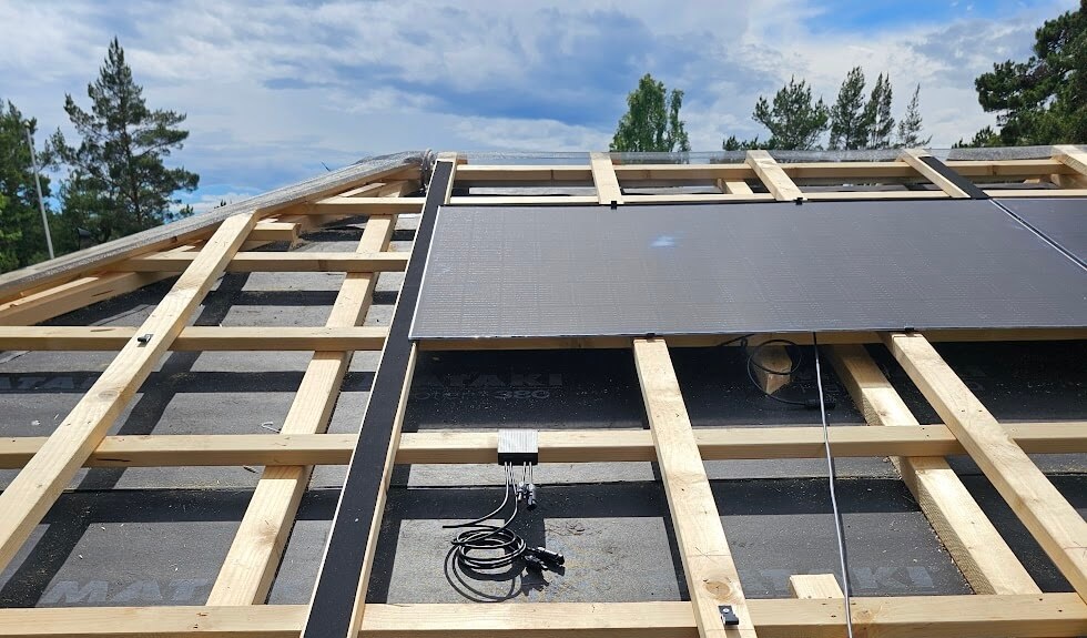 Installation av solcellstak – förberedelse med träreglar och integrerade solpaneler från Timla Solar